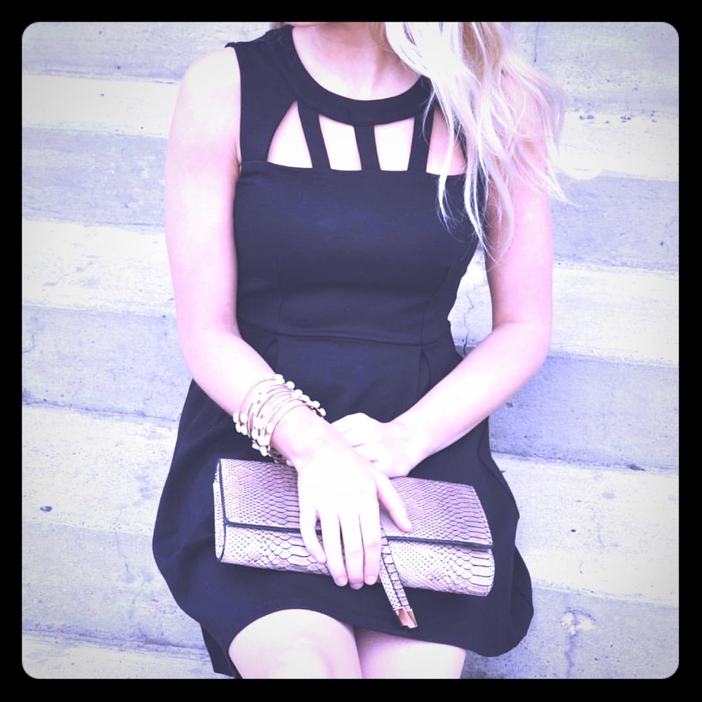 Beautiful black cutout dress! 😍😍😍